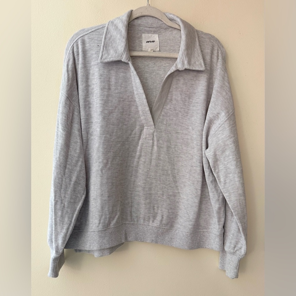 Aerie Light Gray V-Neck Waffle Knit Top, size M, Collared